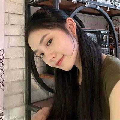戴流苏耳环的少女